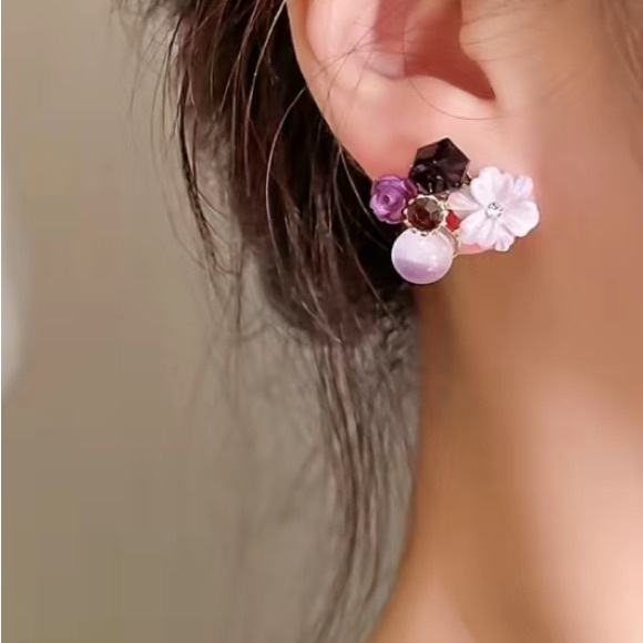 Shiny Flower Shape Stud Earrings - Picture 2 of 4